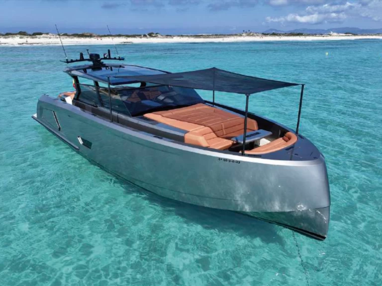 Vanquish VQ 58 a louer à Marina Ibiza