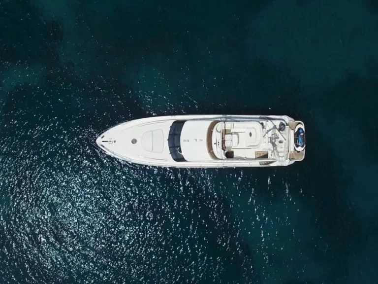 Yacht à louer à Limáni Lavríou au meilleur prix