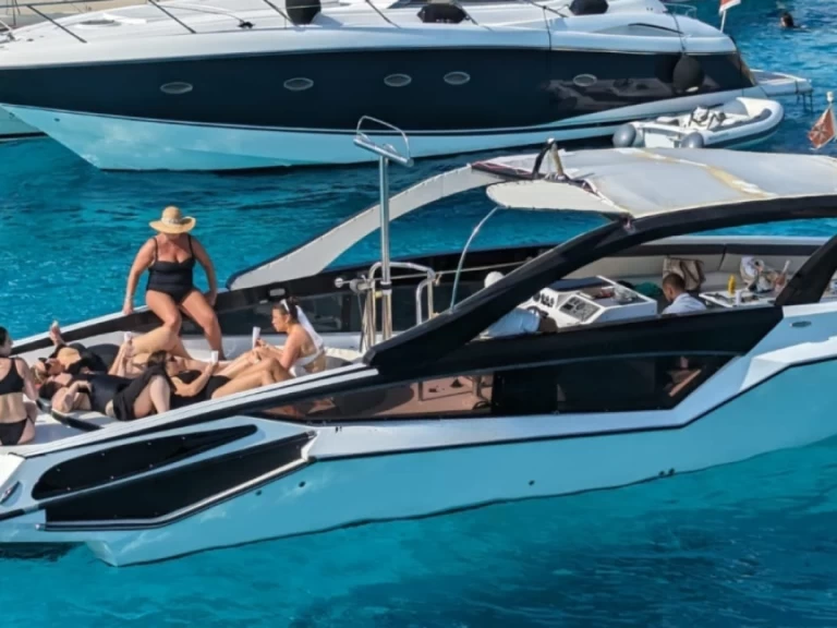 Location Bateau à moteur Custom Made avec permis