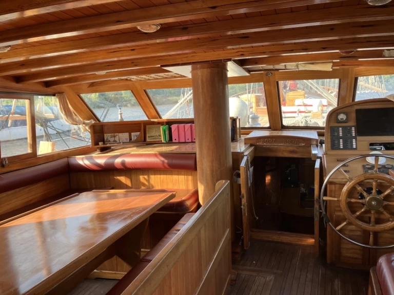 Location bateau Port Cogolin pas cher Caïque