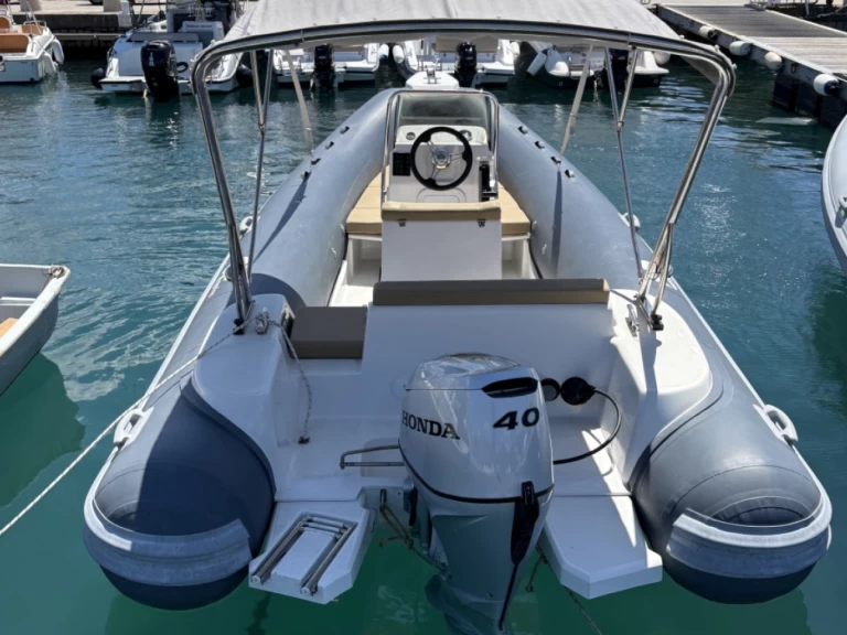 Semi-rigide à louer à Salerne au meilleur prix