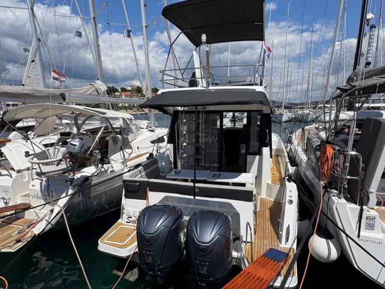 Location Bateau à moteur à Jezera - Jeanneau Merry Fisher 1095 Fly