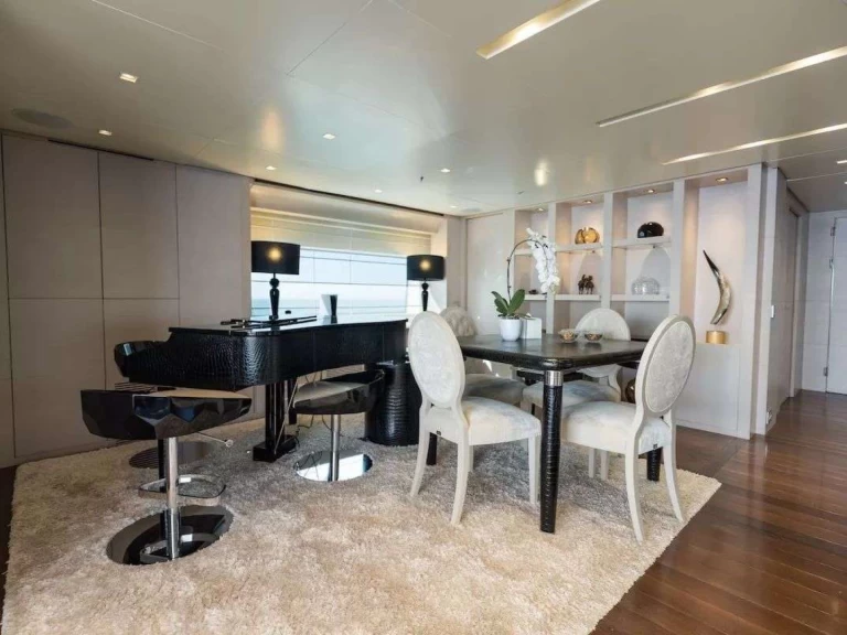 Custom BURKUT a louer à Naples