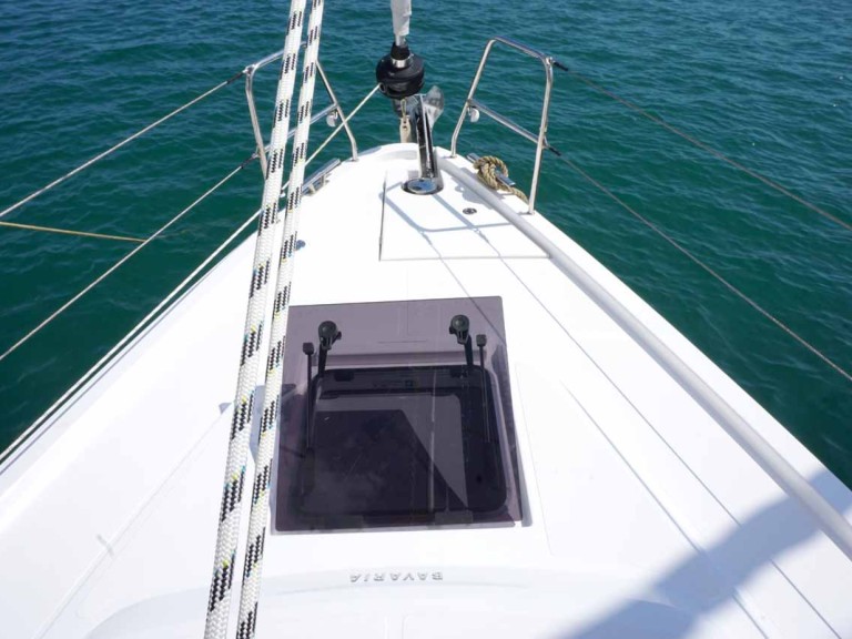 Louez un Bavaria Bavaria C38 à Gouviá