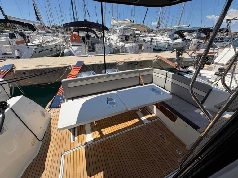 Location Bateau à moteur à Jezera - Jeanneau Merry Fisher 1095 Fly