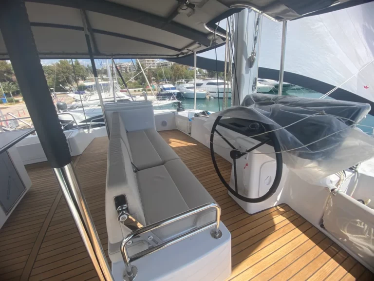 Catamaran à louer à Álimos au meilleur prix