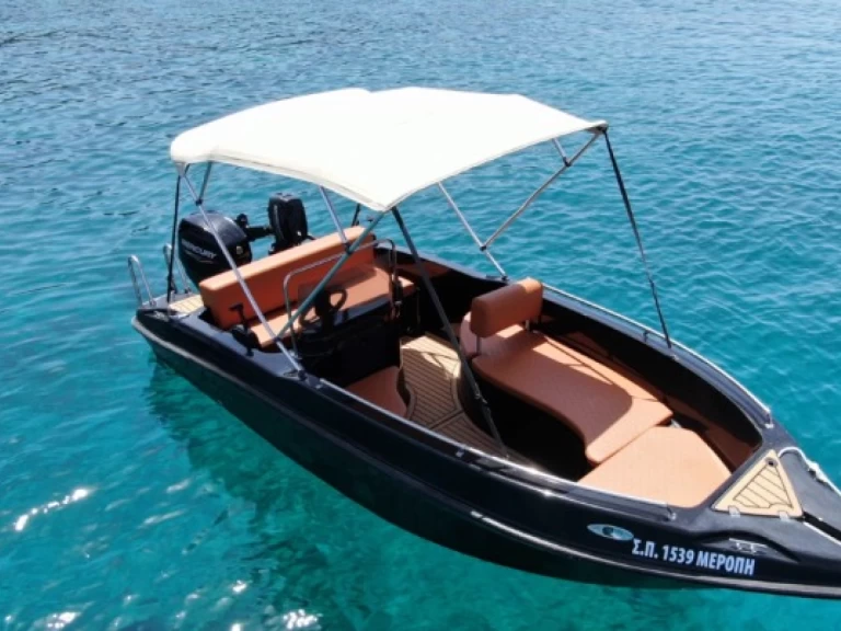 Location Bateau à moteur Nireas avec permis