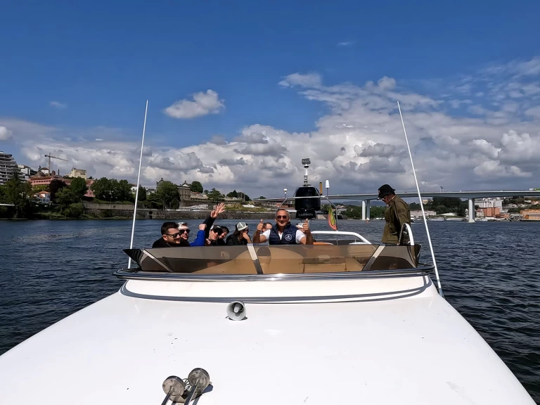 Louez un Exclusive Private Boat Tour with The Last		 13,88 meters à Porto