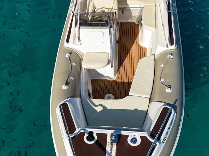 Semi-rigide à louer à Liménas Moúrtos au meilleur prix