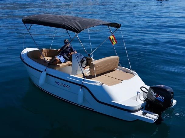 Location Bateau à moteur Aqua24 avec permis