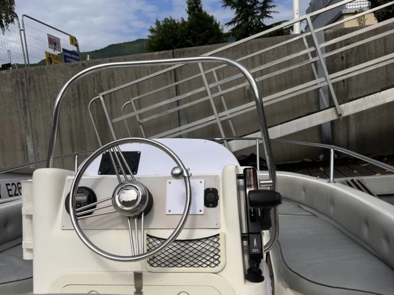Bateau à moteur à louer à Aix-les-Bains au meilleur prix