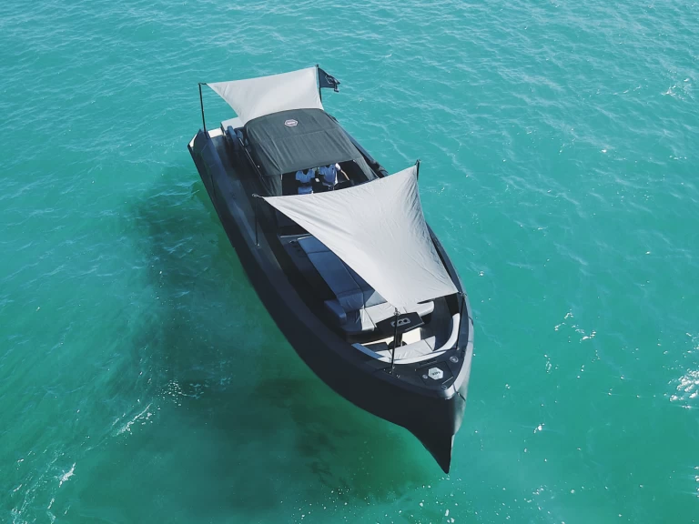 Louez un Vanquish VQ45 - BALR à Ibiza (Ville)