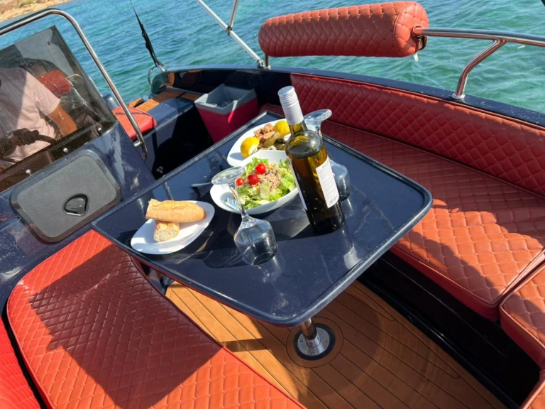 Bateau à moteur à louer à Glyfáda au meilleur prix