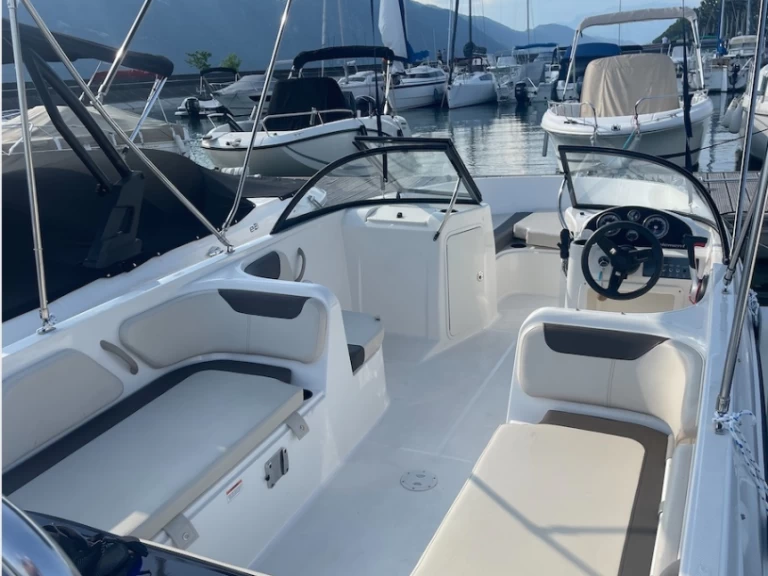 Location Bateau à moteur Bayliner avec permis