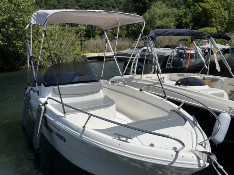 Bateau à moteur à louer à Aix-les-Bains au meilleur prix