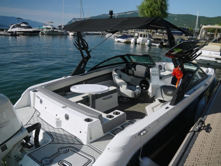 Bateau à moteur à louer à Aix-les-Bains au meilleur prix