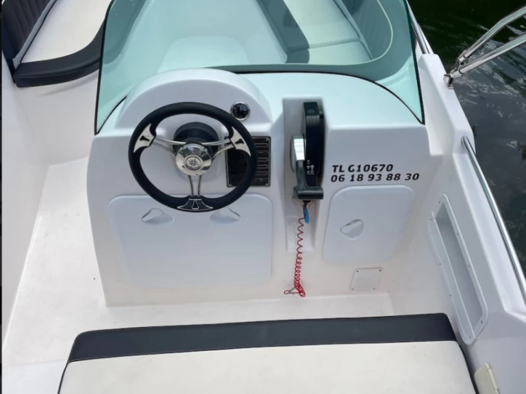 Bateau à moteur à louer à Aix-les-Bains au meilleur prix