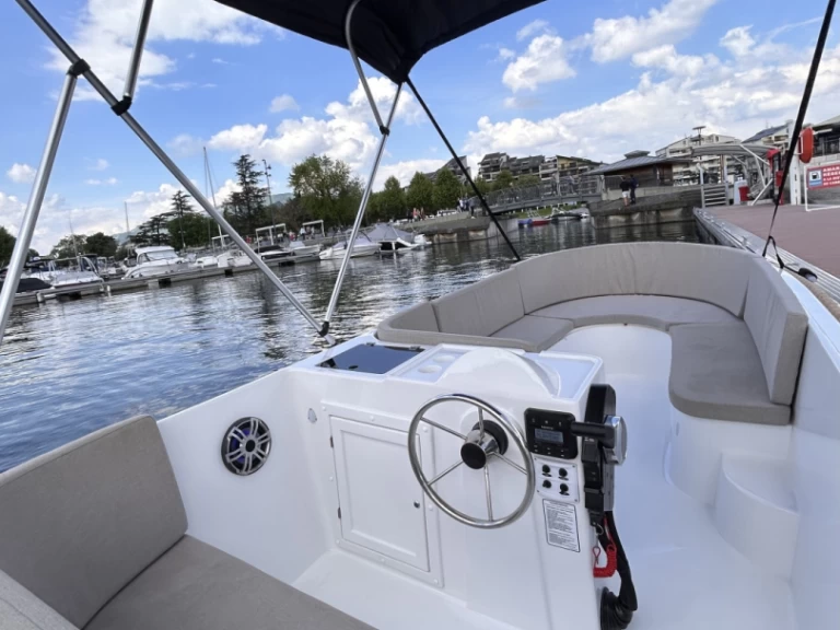 Bateau à moteur à louer à Aix-les-Bains au meilleur prix