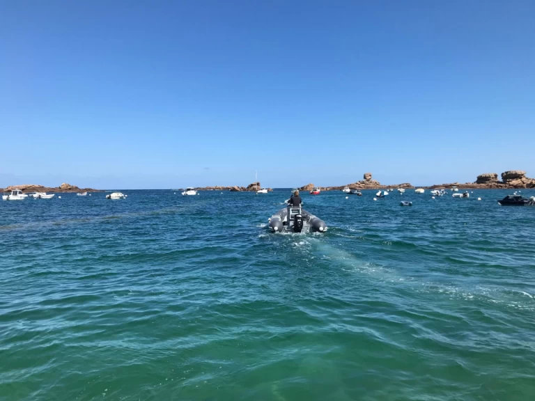 Louer Semi-rigide avec ou sans skipper Valiant à Trébeurden