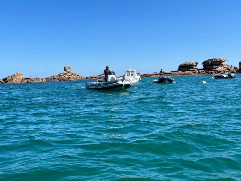 Louer Semi-rigide avec ou sans skipper Valiant à Trébeurden