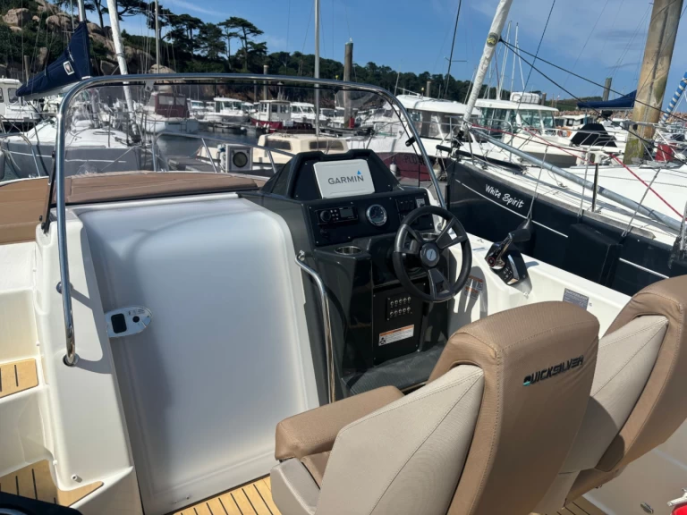 Louez un Quicksilver QUICKSILVER 755 ACTIV SUNDECK à Trébeurden