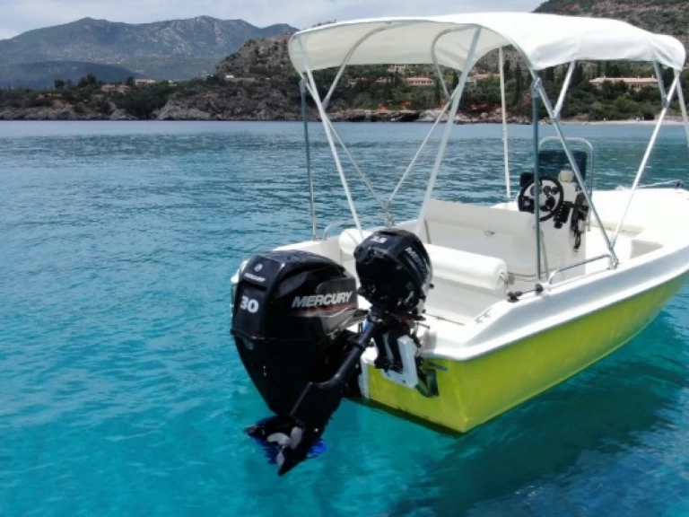 Bateau à moteur à louer à Kardamyli au meilleur prix