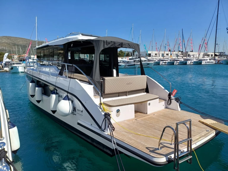 Bateau à moteur à louer à Seget Donji au meilleur prix