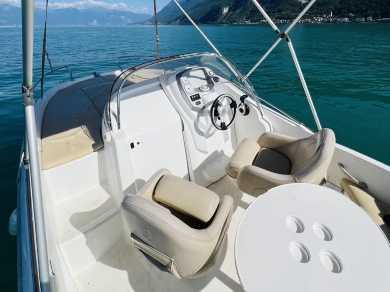 Louer Bateau à moteur avec ou sans skipper Bénéteau à Évian-les-Bains