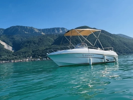 Bateau à moteur à louer à Évian-les-Bains au meilleur prix