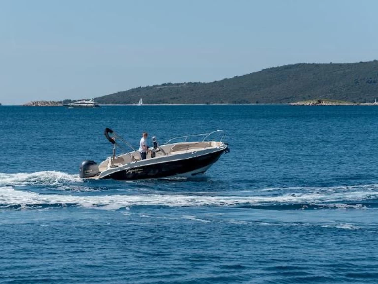 Louez un speedy Cayman 585 Deluxe à Trogir