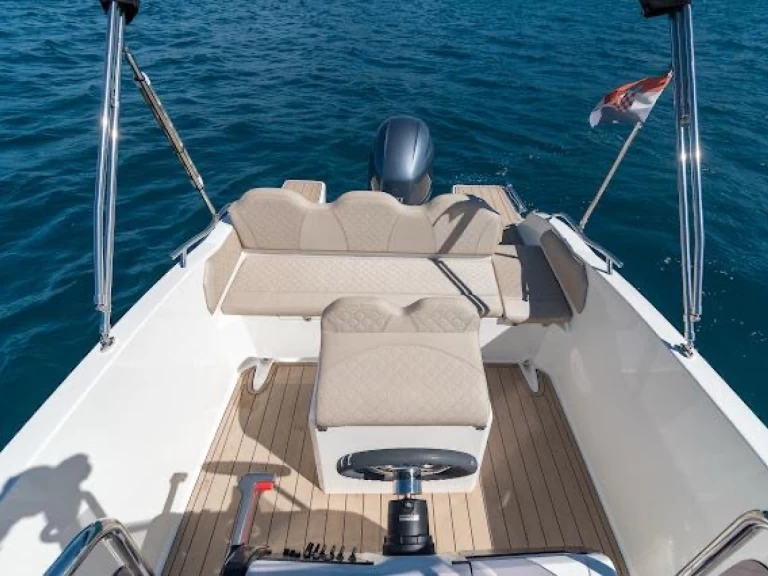 Location bateau speedy Cayman 585 Deluxe à Trogir sur Samboat