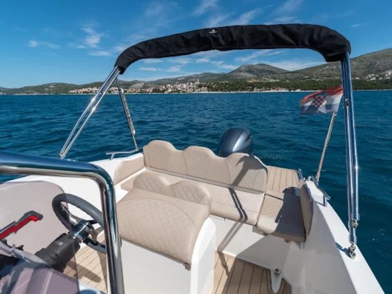 Louer Bateau à moteur avec ou sans skipper speedy à Trogir