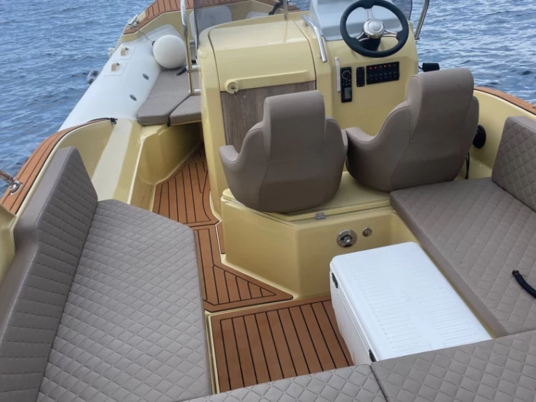 Aquamax 23 a louer à Hvar