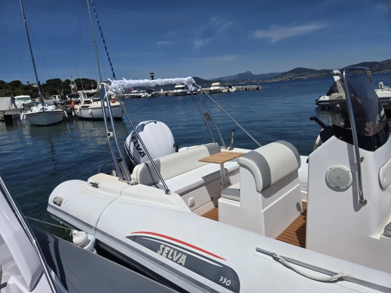 Louer Semi-rigide avec ou sans skipper Selva à Giens