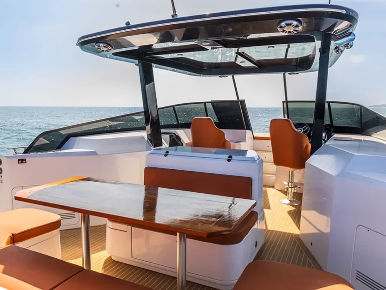 Louer Bateau à moteur avec ou sans skipper HOUSE OF HÜTTER à Ibiza (Ville)