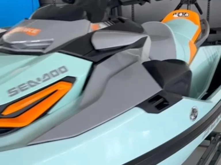 Louez un Sea-Doo Wake  à Santa Eulària des Riu