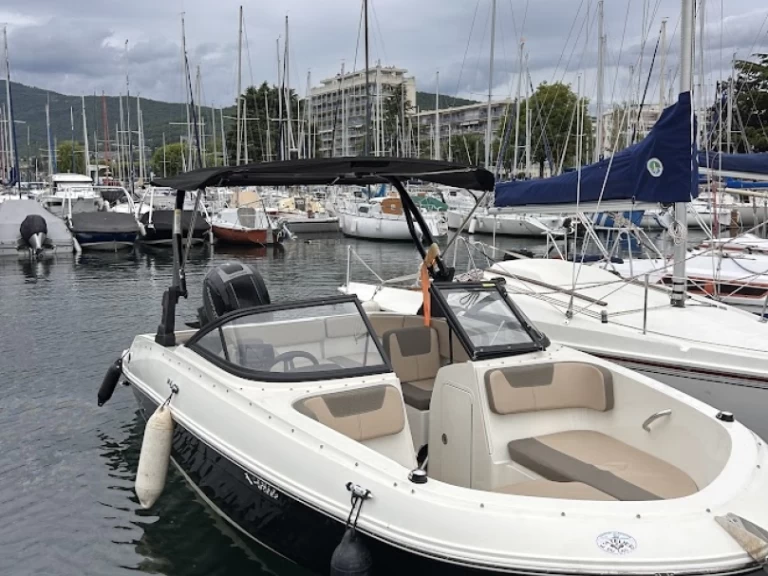 Location Bateau à moteur Bayliner avec permis