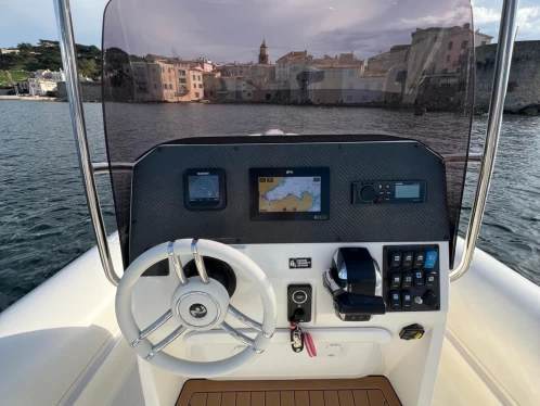 Location bateau Cogolin pas cher NJ 700 XL