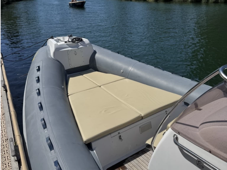 Louer Semi-rigide avec ou sans skipper Sacs à Mandelieu-la-Napoule