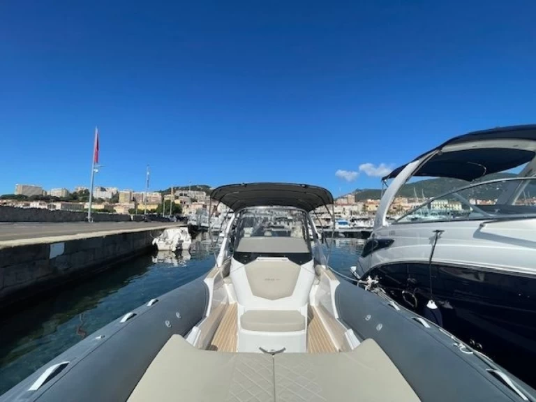 Louer Semi-rigide avec ou sans skipper Salpa à Porticcio