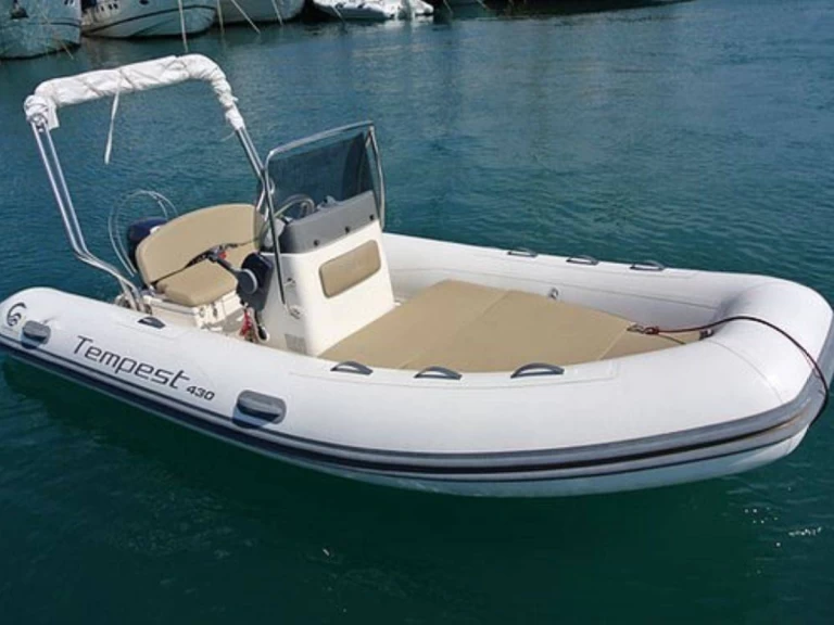 Louer Semi-rigide avec ou sans skipper Capelli à Port de Hyères (St Pierre)