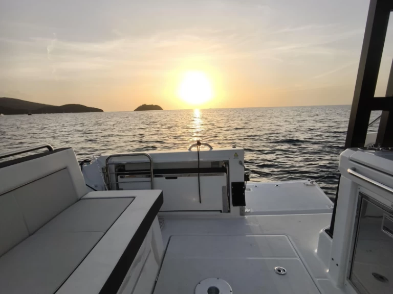 Location à Les Trois-Îlets - Jeanneau Cap Camarat 9.0 WA sur SamBoat