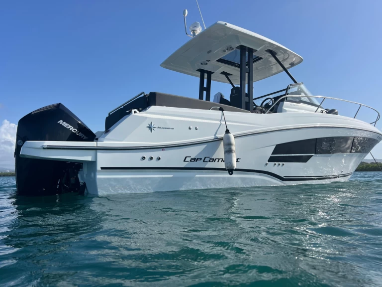 Louez un Jeanneau Cap Camarat 9.0 WA à Les Trois-Îlets
