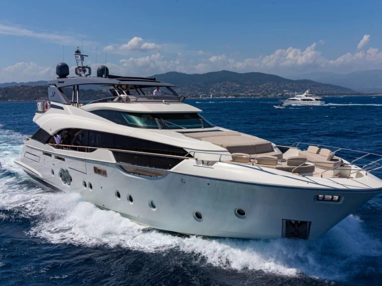 MonteCarloYachts Esmeralda of the Seas a louer à Saint-Raphaël