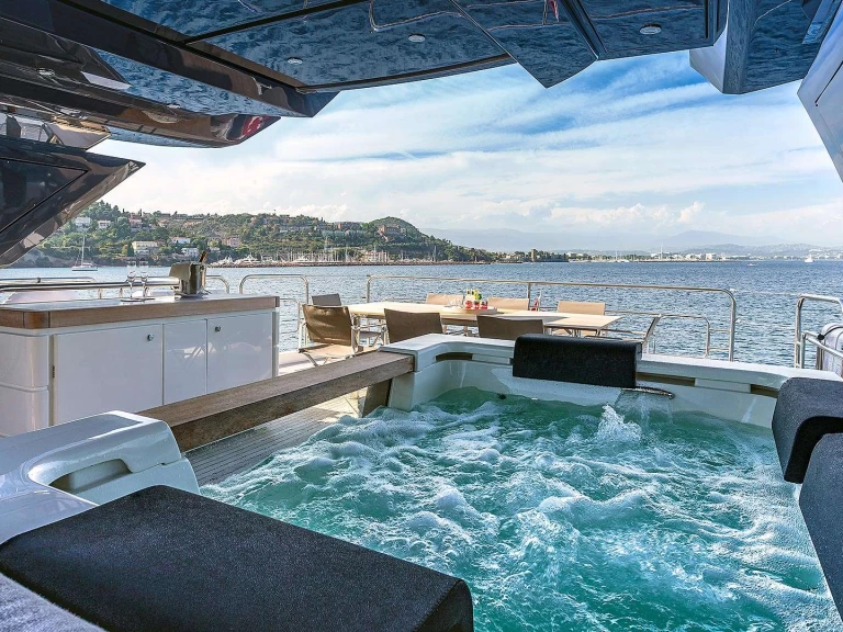 Location bateau MonteCarloYachts Esmeralda of the Seas à Saint-Raphaël sur Samboat