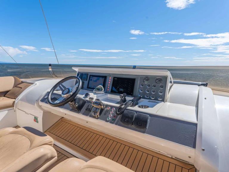 Louez un Princess, UK BLUE EYES à Antibes