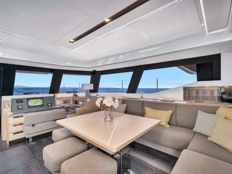 Location à Cannes - Fountaine Pajot Alegria 67 sur SamBoat