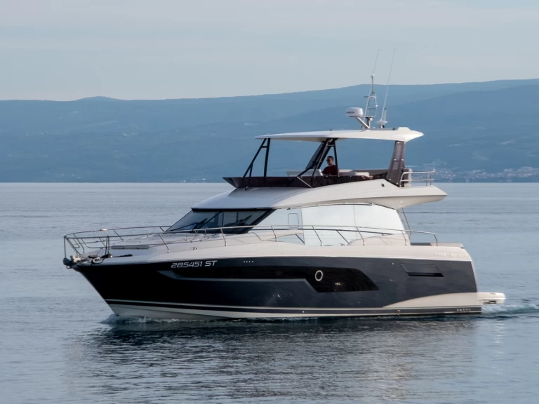 Louez un Jeanneau Prestige 520 Flybridge - 3 + 1 cab. à Split