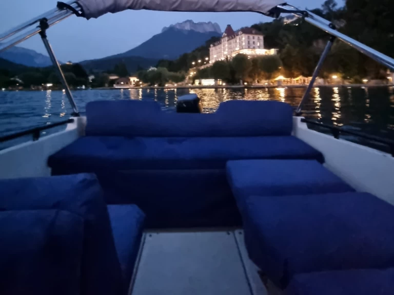 Bateau à moteur à louer à Annecy au meilleur prix