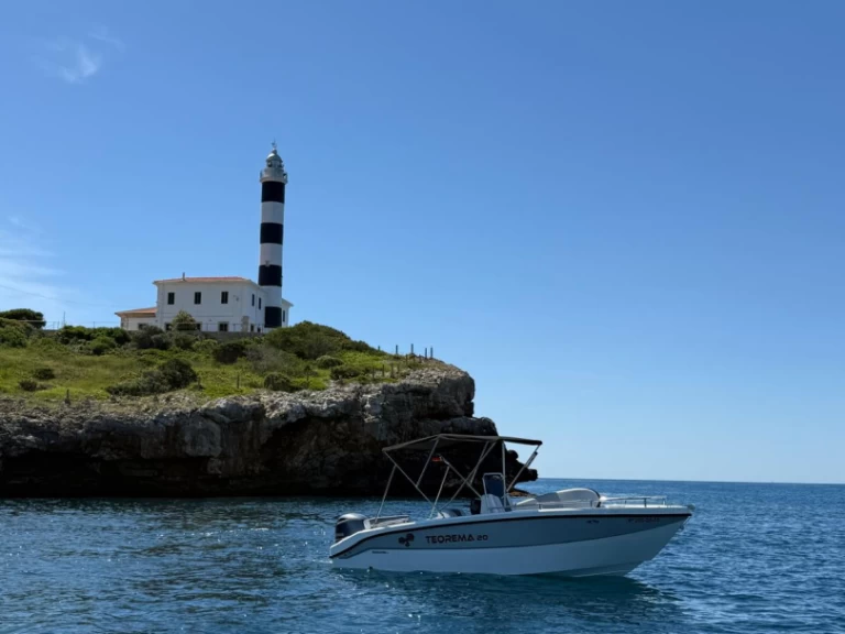 Bateau à moteur à louer à Portocolom au meilleur prix